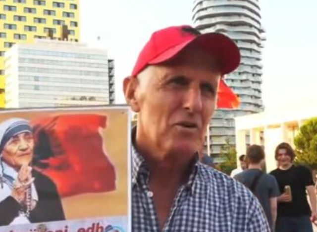 Dita e 43-t&euml; e protest&euml;s/ Qytetar&euml;t zbresin s&euml;rish n&euml;