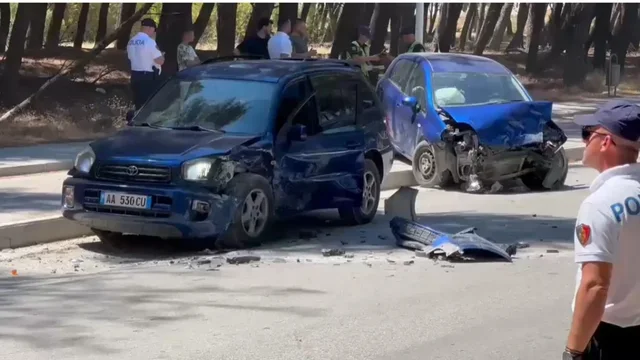 Aksident i r&euml;nd&euml; n&euml; Vlor&euml;! P&euml;rplasen kamioni dhe