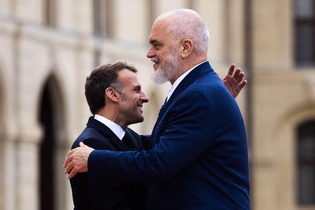 FOTO/ Rama mb&euml;rrin n&euml; Paris, pritet nga presidenti Macron