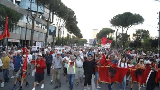 44 dit&euml; revolt&euml; qytetare/ Protestuesit t&euml; vendosur p&euml;r
