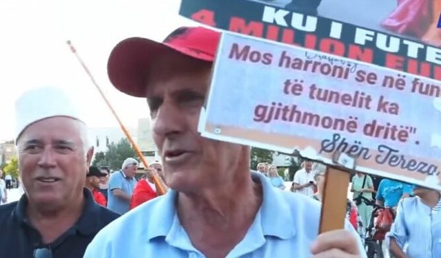44 dit&euml; revolt&euml; qytetare/ Protestuesit t&euml; vendosur p&euml;r