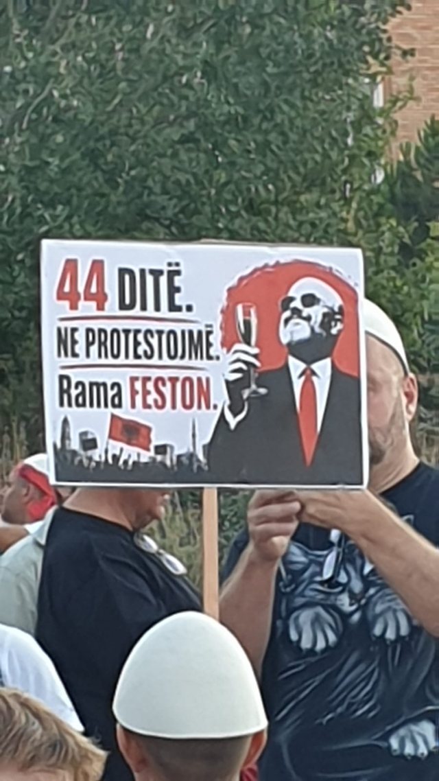 FOTOGALERIA/ Pankartat epike në protestë: Katër ditë