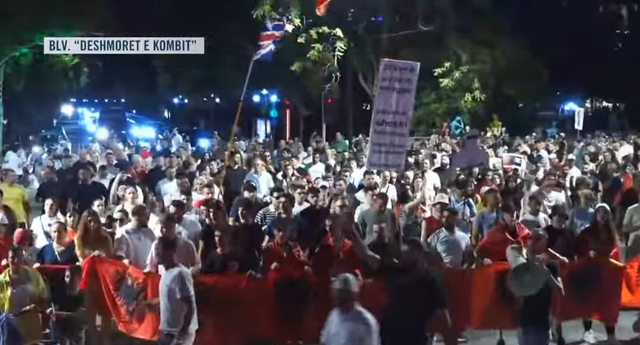44 ditë revoltë qytetare/ Protestuesit të vendosur për