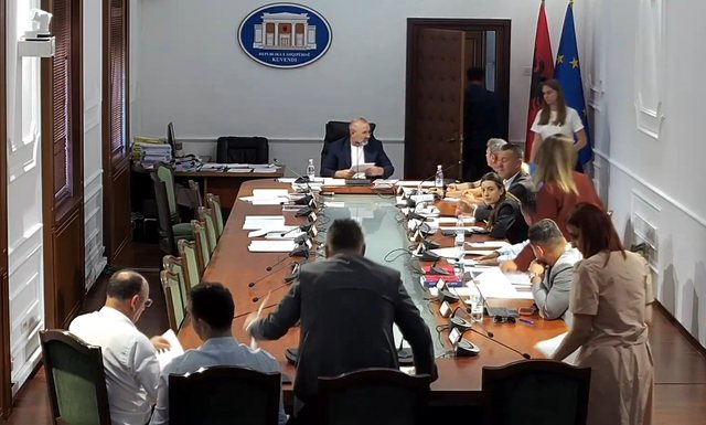 Socialist&euml;t p&euml;rplasen te Komisioni i&nbsp;Ligjeve, Gjiknuri: Muhabet