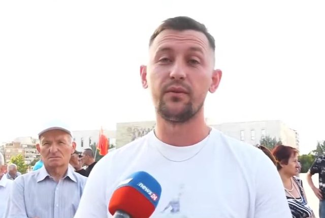 Dita e 45-t&euml; e protest&euml;s/ Qytetar&euml;t vijojn&euml; revolt&euml;n e