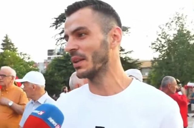 Dita e 45-t&euml; e protest&euml;s/ Qytetar&euml;t vijojn&euml; revolt&euml;n e