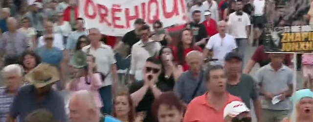 Dita e 45-t&euml; e protest&euml;s/ Qytetar&euml;t vijojn&euml; revolt&euml;n e
