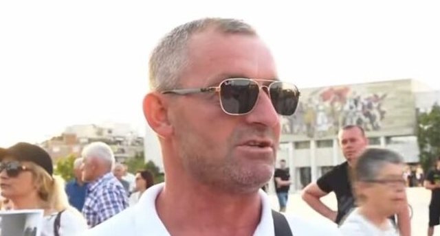 Dita e 45-t&euml; e protest&euml;s/ Qytetar&euml;t vijojn&euml; revolt&euml;n e