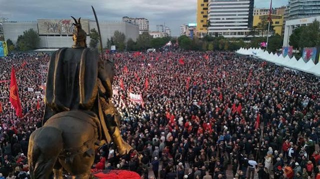 Dita e 45-t&euml; e protest&euml;s/ Qytetar&euml;t vijojn&euml; revolt&euml;n e