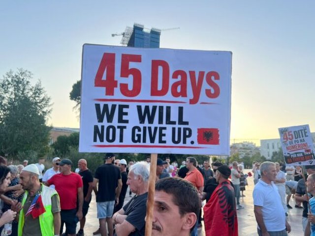 Dita e 45-t&euml; e protest&euml;s/ Qytetar&euml;t vijojn&euml; revolt&euml;n e