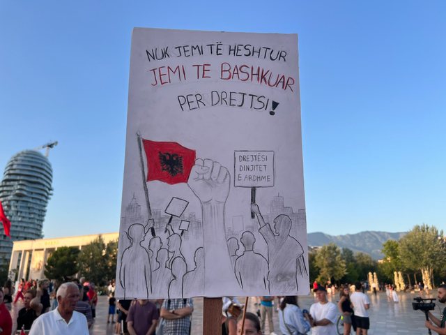 Pankartat pikante nga dita e 45-të e tubimit/ Protestuesit thirrje: Rama