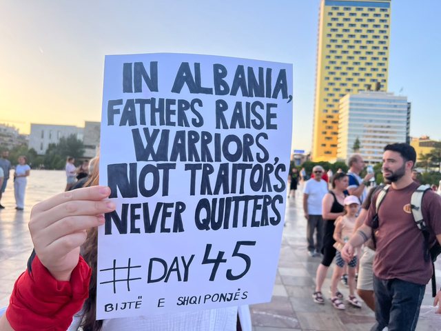 Pankartat pikante nga dita e 45-të e tubimit/ Protestuesit thirrje: Rama