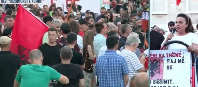 Dita e 45-t&euml; e protest&euml;s/ Qytetar&euml;t vijojn&euml; revolt&euml;n e