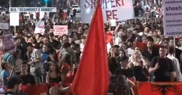 Dita e 45-t&euml; e protest&euml;s/ Qytetar&euml;t vijojn&euml; revolt&euml;n e