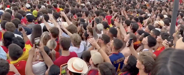 Gëzimi i tifozëve spanjolë në Madrid…