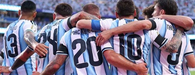 Argjentina, e frym&euml;zuar nga Maradona p&euml;r gjysm&euml;finalen e