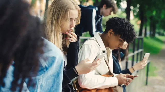 Britania planifikon kufizime t&euml; reja p&euml;r rrjetet sociale gjat&euml;