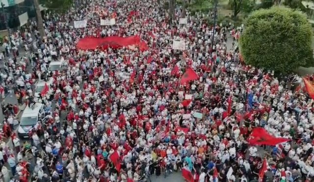 Dita 46-t&euml; e protest&euml;s/ Qyetar&euml;t vijojn&euml; revolt&euml;n,