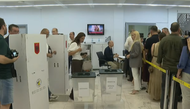 Vijon procesi i votimit p&euml;r an&euml;tar&euml;t e K&euml;shillit t&euml;