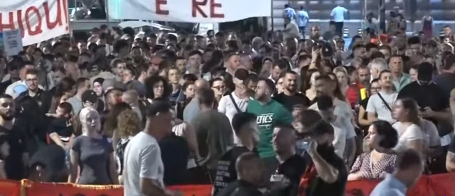 Protesta e 46-t&euml;/ Mbyllen fjalimet para Kryeministris&euml;, nis marshimi