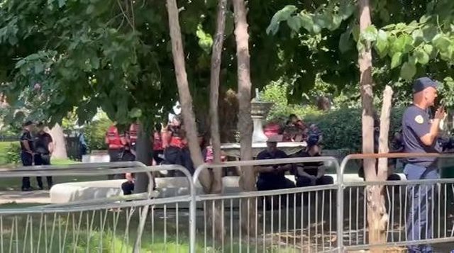 Sot Kuvend/ 'Blindohet' parlamenti me autobot&euml; dhe forca