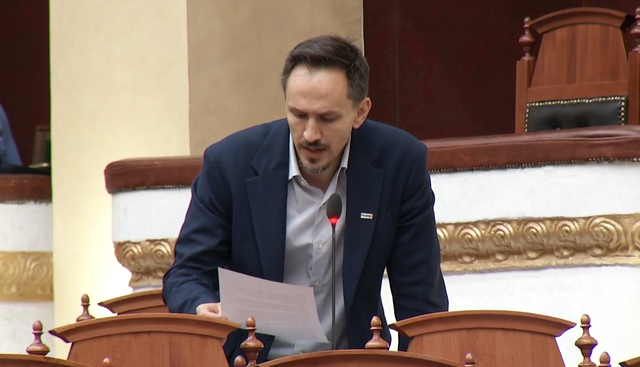 Sot Kuvend/ 'Blindohet' parlamenti me autobot&euml; dhe forca