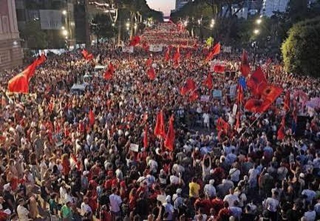 Dita e 47-t&euml; e protest&euml;s/ Qytetar&euml;t zbresin s&euml;rish n&euml;