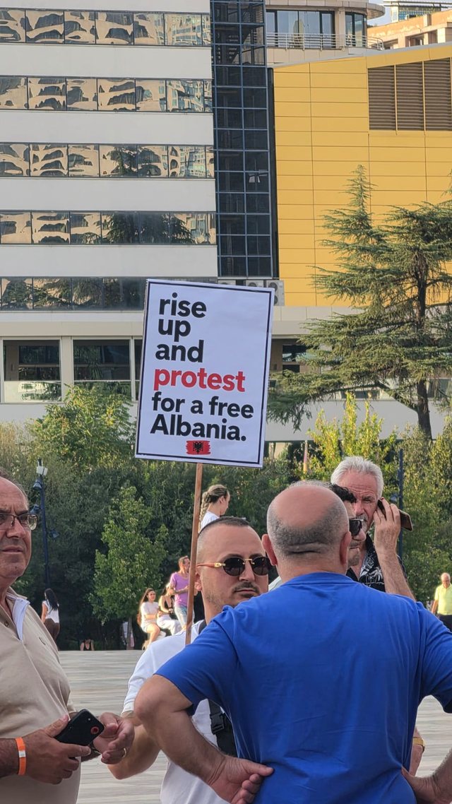 Dita e 47-t&euml; e protest&euml;s/ Qytetar&euml;t zbresin s&euml;rish n&euml;