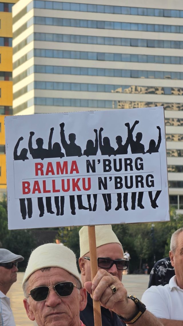Dita e 47-t&euml; e protest&euml;s/ Qytetar&euml;t zbresin s&euml;rish n&euml;