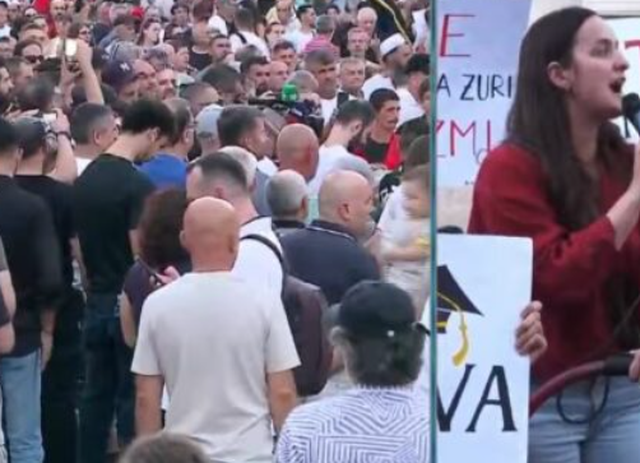 Dita e 47-t&euml; e protest&euml;s/ Qytetar&euml;t zbresin s&euml;rish n&euml;