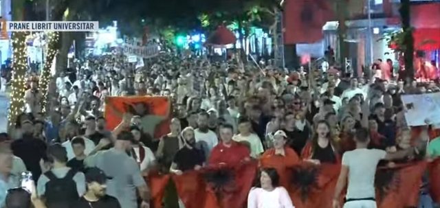 Dita e 47-t&euml; e protest&euml;s/ Qytetar&euml;t zbresin s&euml;rish n&euml;