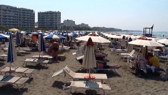 Shezlong&euml;t e vjedhur n&euml; Itali vijn&euml; n&euml; Shqip&euml;ri,