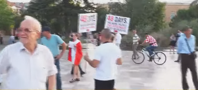 Dita e 48-t&euml; e protest&euml;s/ Qytetar&euml;t zbresin s&euml;rish n&euml;
