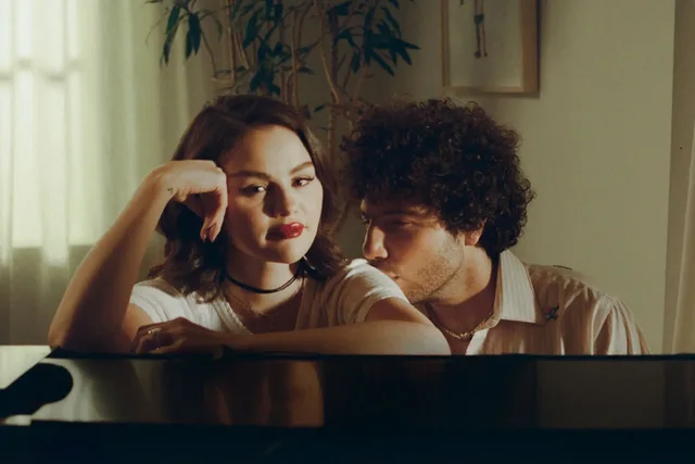 Frika e Benny Blanco, kalon Atlantikun për bashkëshorten e tij Selena