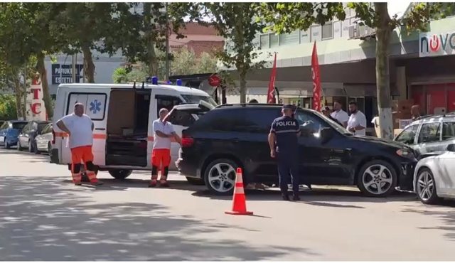 Humbi kontrollin e mjetit dhe u p&euml;rplas me dy makina t&euml; parkuara,