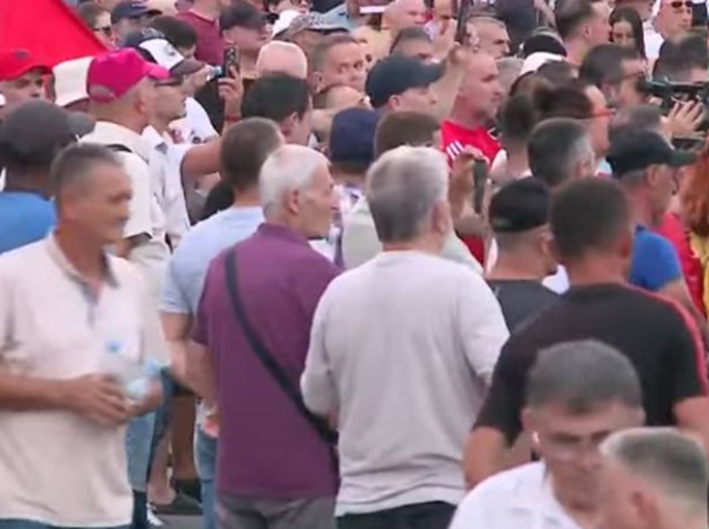 Dita e 49-t&euml; e protest&euml;s/ Qytetar&euml;t zbresin s&euml;rish n&euml;