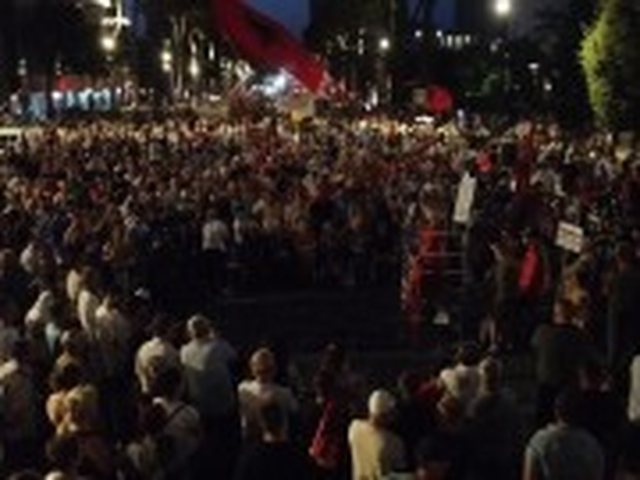 &ldquo;Shqip&euml;ri e re&rdquo;/ Protestuesit vijojn&euml; marshimin e tyre