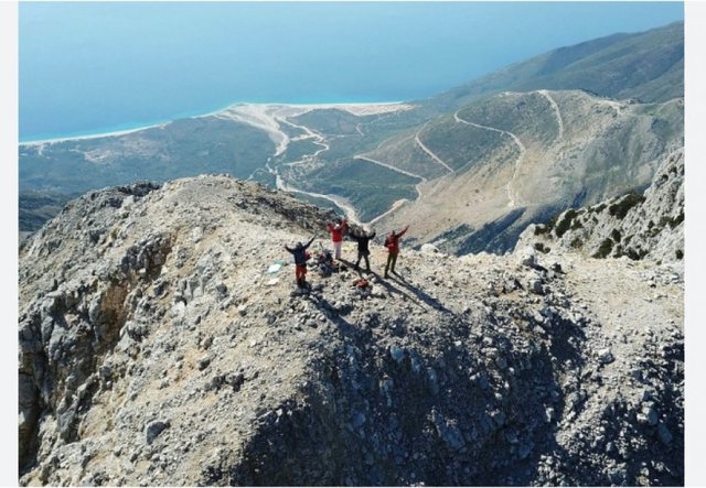 Pes&euml; turist&euml; gjerman&euml; bllokohen n&euml;&nbsp;malin e