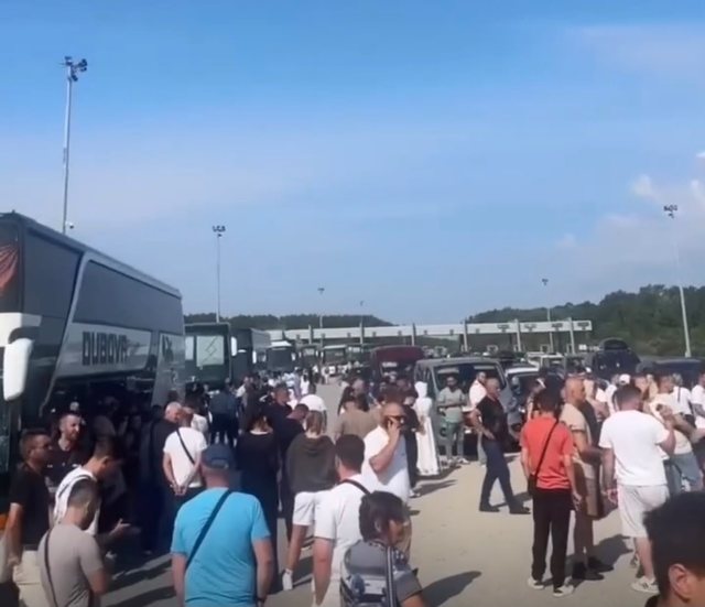 Kaos dhe rradh&euml; kilometrike/ Emigrant&euml;t bllokohen