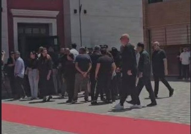 VIDEO/ Kryeministri Rama kryen nderimet n&euml; homazhet p&euml;r gazetarin
