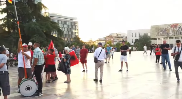 Dita e 50-të e protestës/ Nis grumbullimi në sheshin
