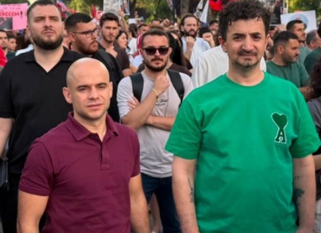 Dita e 50-të e revoltës qytetetare/ Shqiptarët vijojnë
