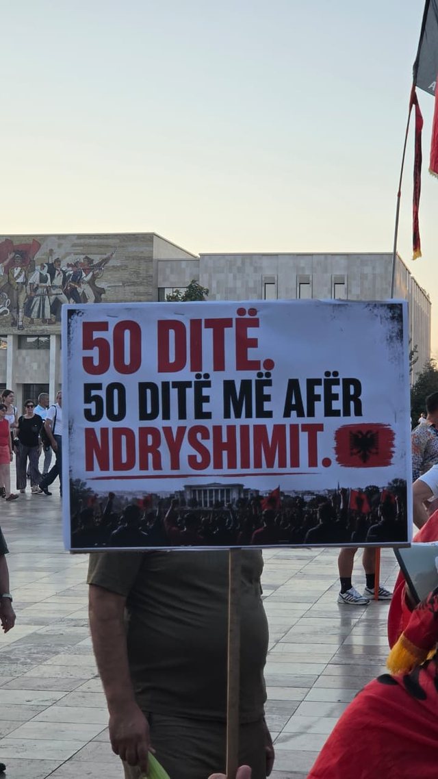 "50 ditë më afër ndryshimit"/ Pankartat pikante