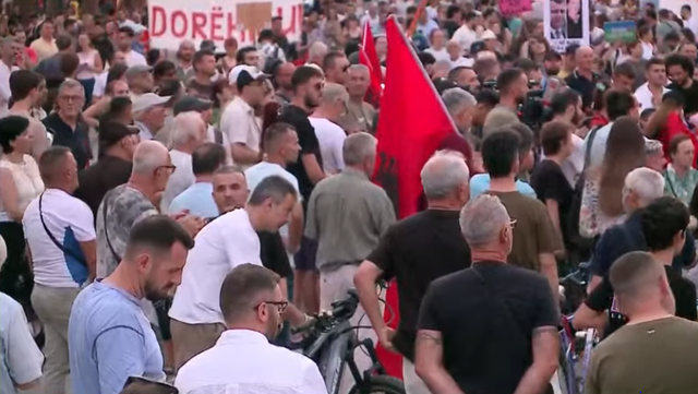 Dita e 50-t&euml; e revolt&euml;s qytetetare/ Shqiptar&euml;t vijojn&euml;