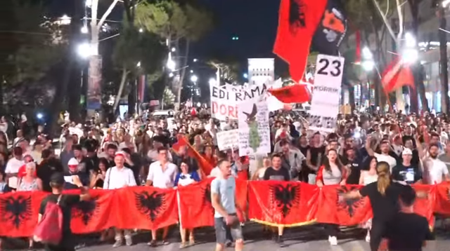 Protesta e 50-t&euml;/ Vijon marshimi n&euml;p&euml;r Tiran&euml;: Posht&euml;