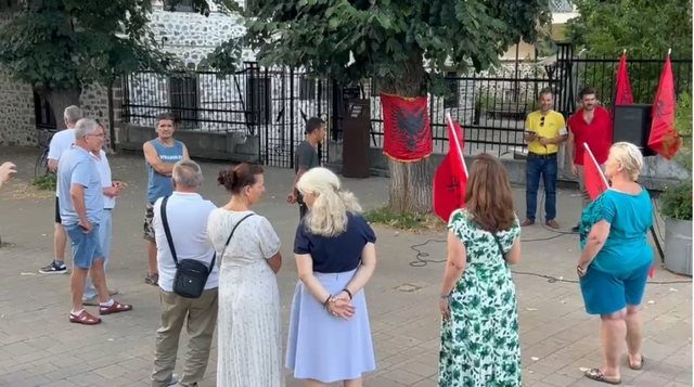 Kor&ccedil;a i bashkohet rezistenc&euml;s! Protest&euml; kund&euml;r