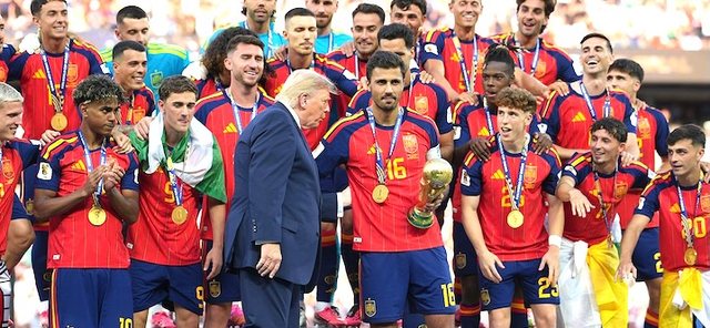 Presidenti Donald Trump u ngjit në podium, kur Spanja fitoi Kupën e