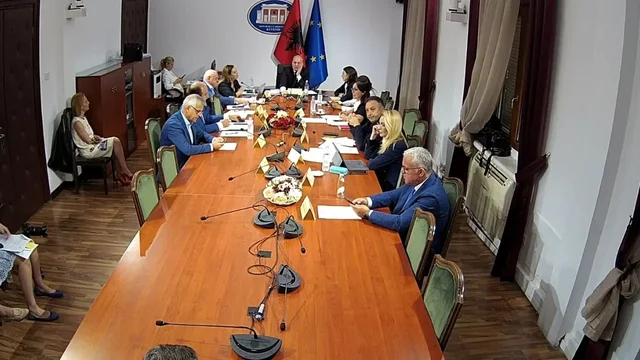 Tensione n&euml; Komisionin e Jasht&euml;m! Debatet e forta mbi deklarat&euml;n