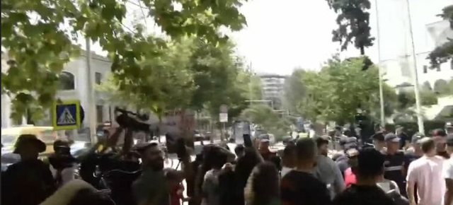&ldquo;Nuk na p&euml;rfaq&euml;soni&rdquo;/ Revolt&euml; qytetare jasht&euml;
