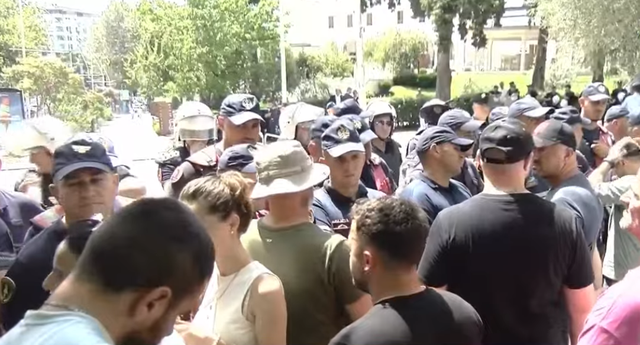 “Nuk na përfaqësoni”/ Revoltë qytetare jashtë